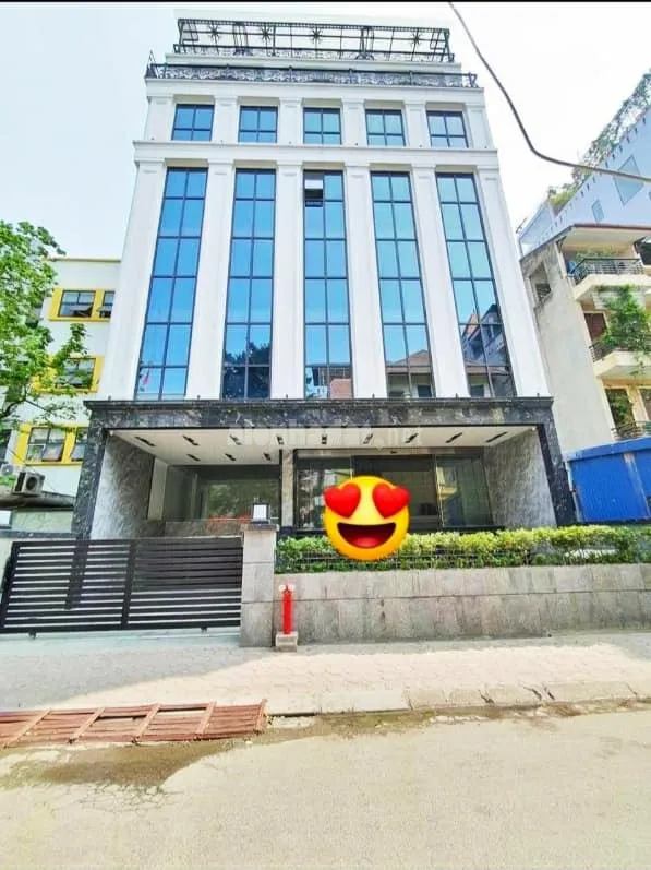 Bán tòa văn phòng 9 tầng mặt đường Võng Thị Tây Hồ.